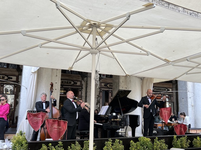 義大利威尼斯-弗洛里安花神咖啡館Caffè Florian-世界最美咖啡館-戶外音樂表演